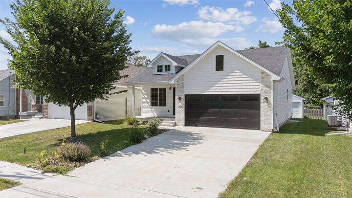 Property Photo:  206 E Broadway Street  IA 50226 