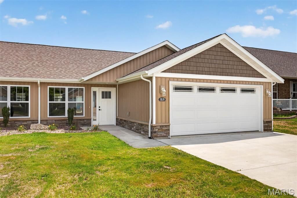 Property Photo:  40 Auburn Court B  IL 62249 