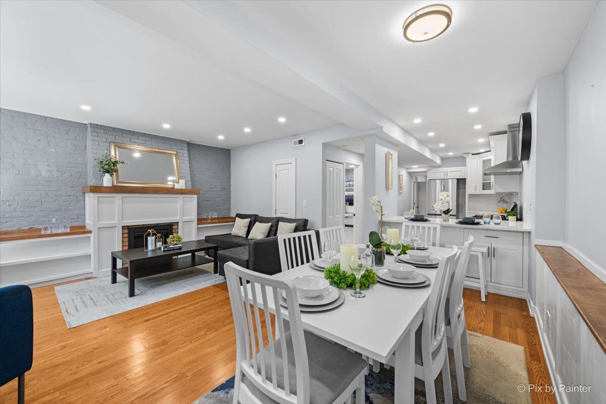 Property Photo:  1969 N Lincoln Avenue 1  IL 60614 