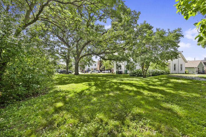 Property Photo: 14323 S Beacon Avenue IL 60462