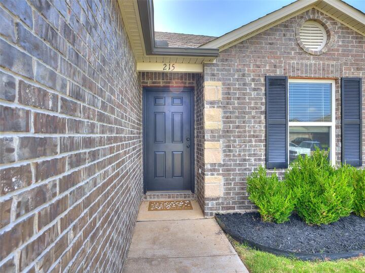 Property Photo: 215 Waterside Drive OK 73065