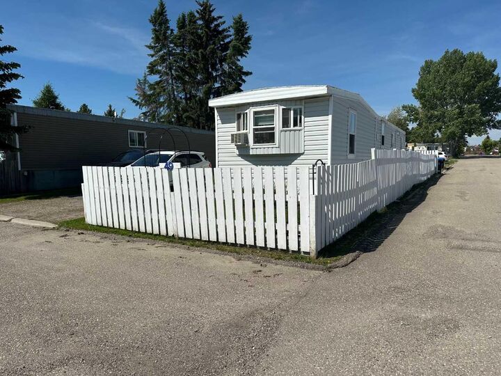 1190 15 Avenue 49 — photo 1