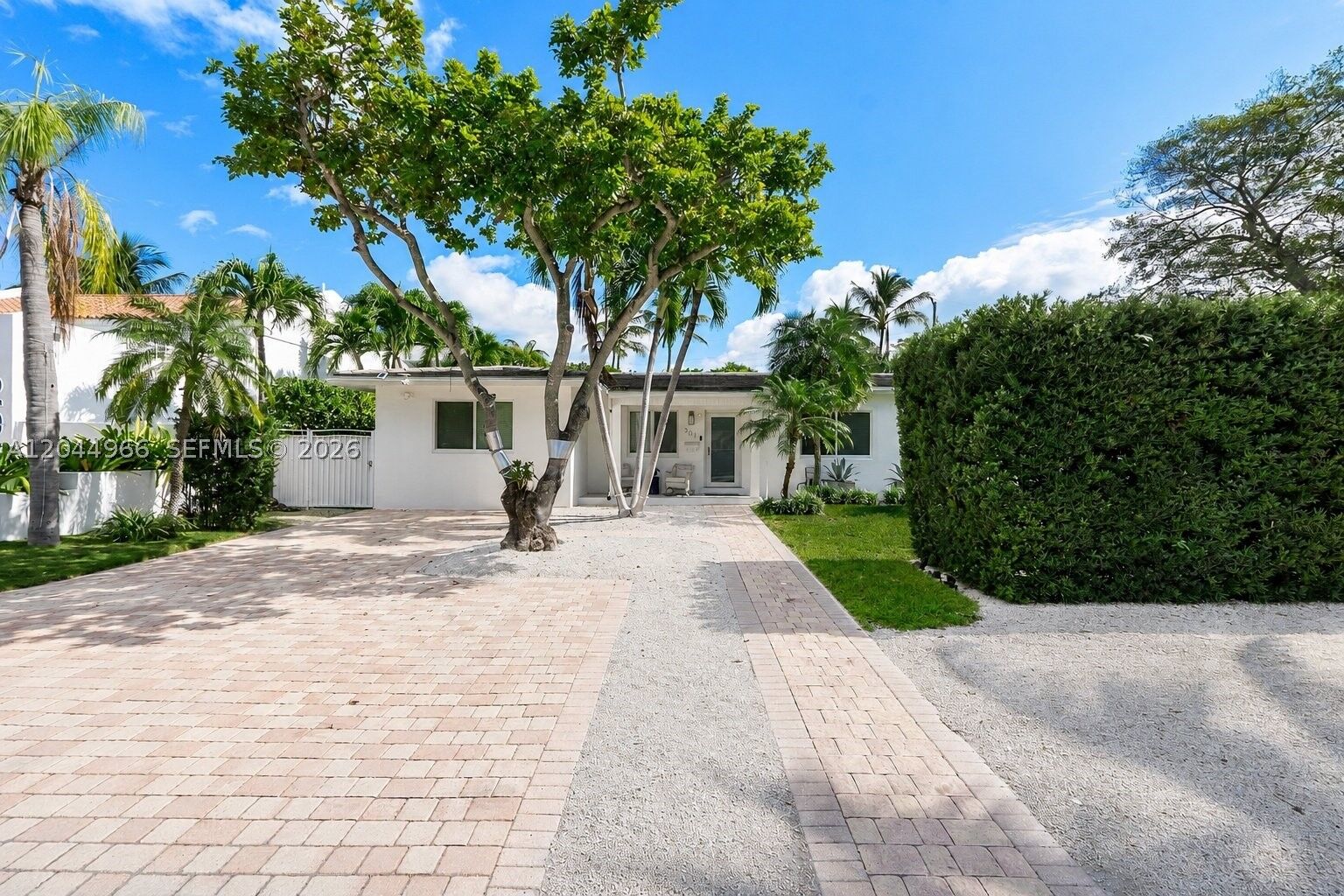 Property Photo: 301 Hampton Ln FL 33149