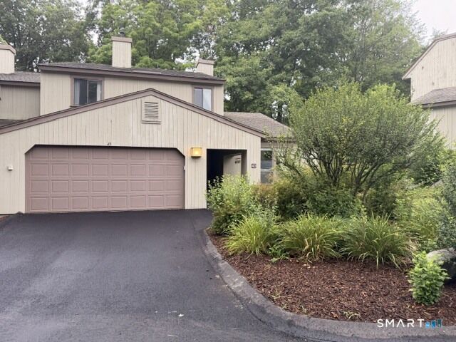 Property Photo: 43 Applewood Lane 43 CT 06001