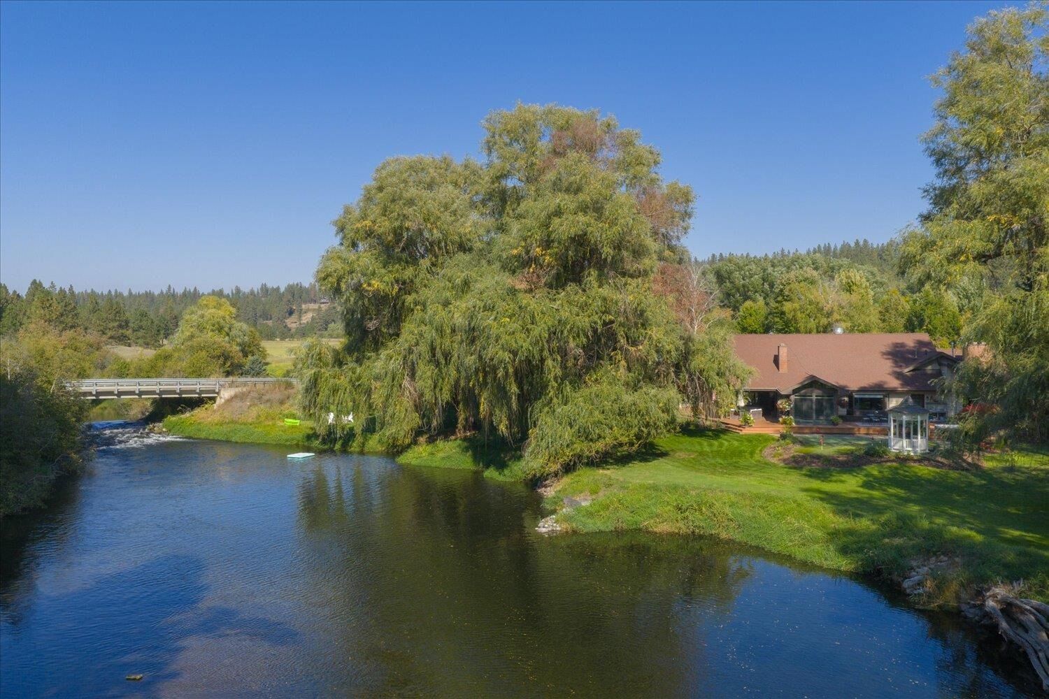 Property Photo: 3207 E River Glen Dr WA 99005