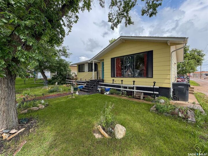 Property Photo:  336 2nd Street W  SK S0N 2M0 