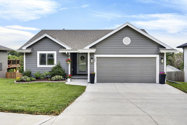 Property Photo:  105 Maplewood  Circle  IA 51534 