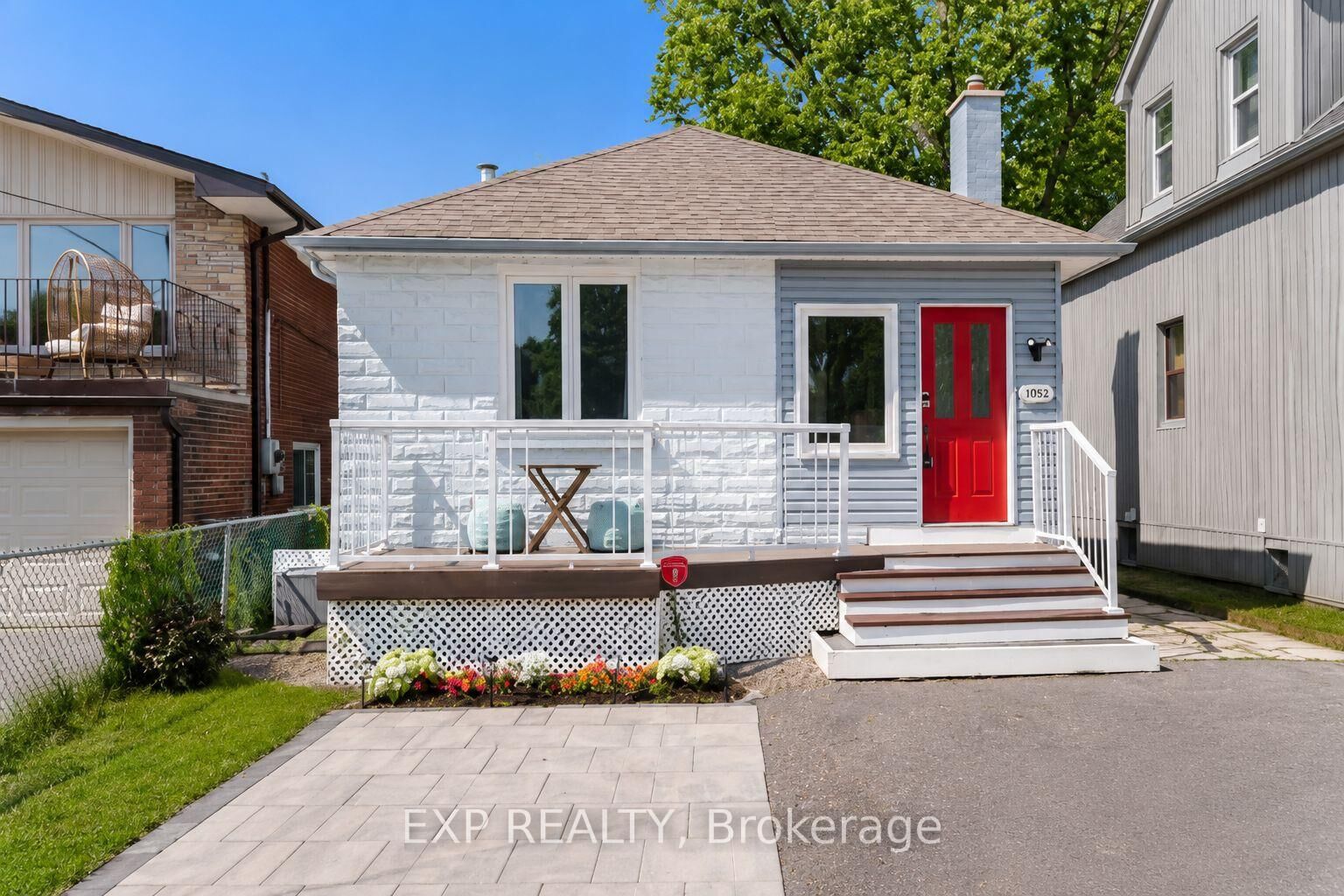 Property Photo:  1052 Alexandra Avenue  ON L5E 1Z8 