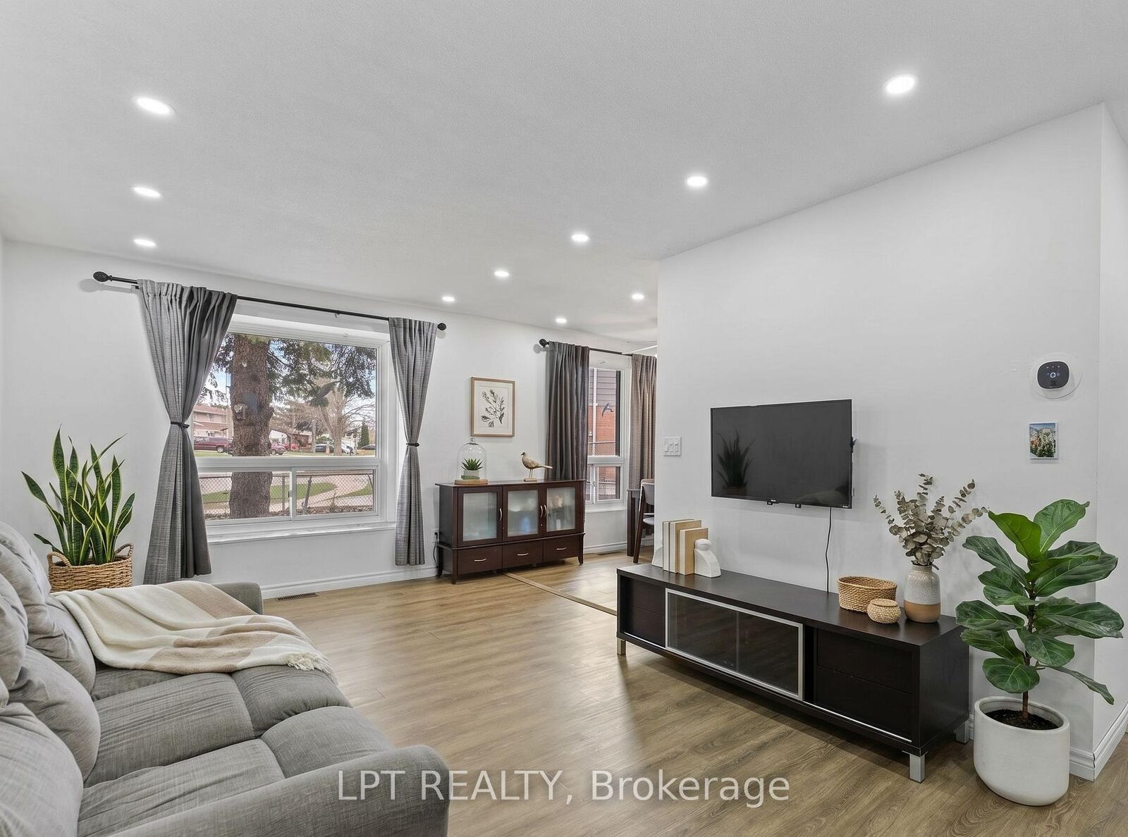 Property Photo:  55H Chaucer Crescent  ON L4N 4T8 
