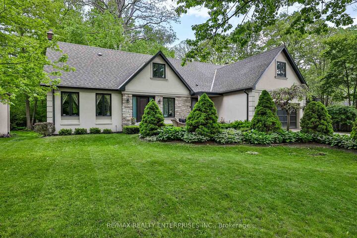 208 Mineola Road W — photo 1
