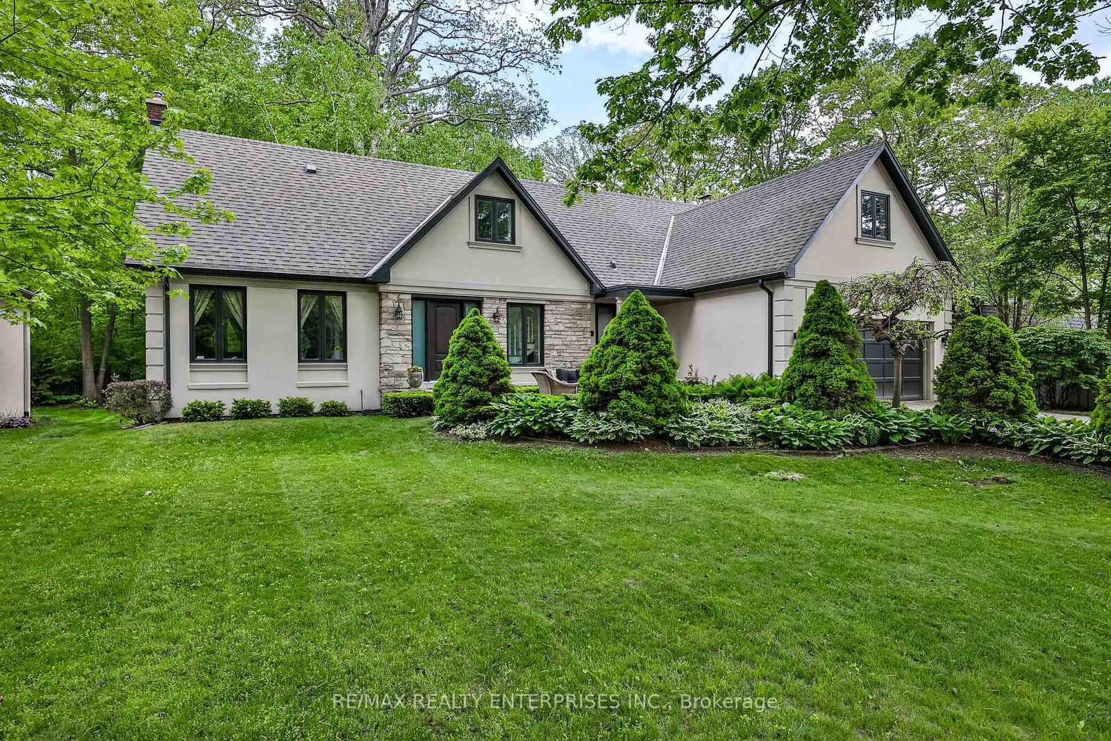 Property Photo: 208 Mineola Road W ON L5G 2C7