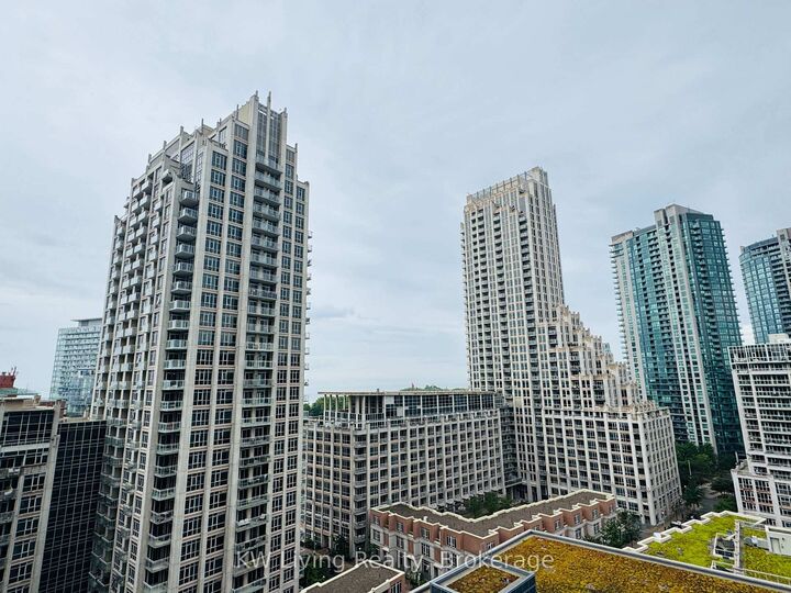 Photo de la propriété: 38 Iannuzzi Street 1602 ON M5V 0S2