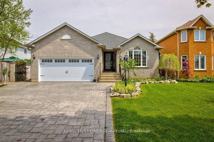 42 Richmond Crescent — photo 1