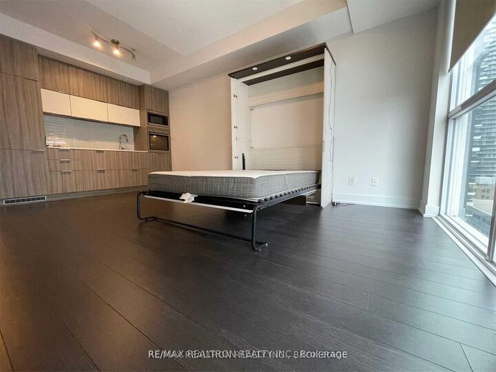 Property Photo: 318 Richmond Street 1710 ON M5V 0B4
