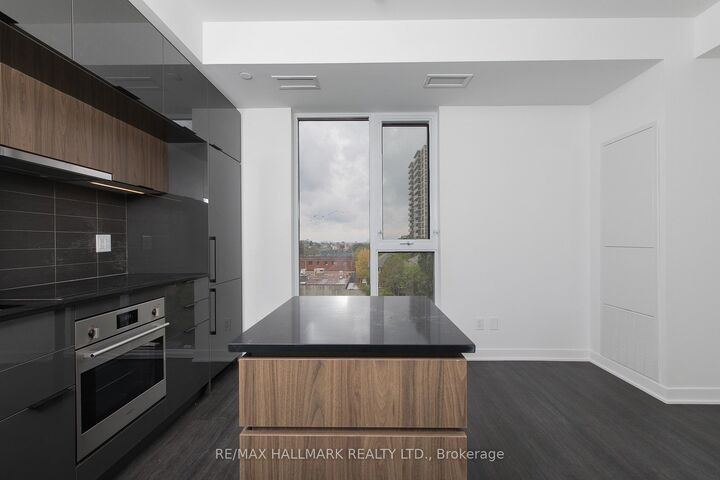 Property Photo: 185 Alberta Avenue 607 ON M6C 0A5