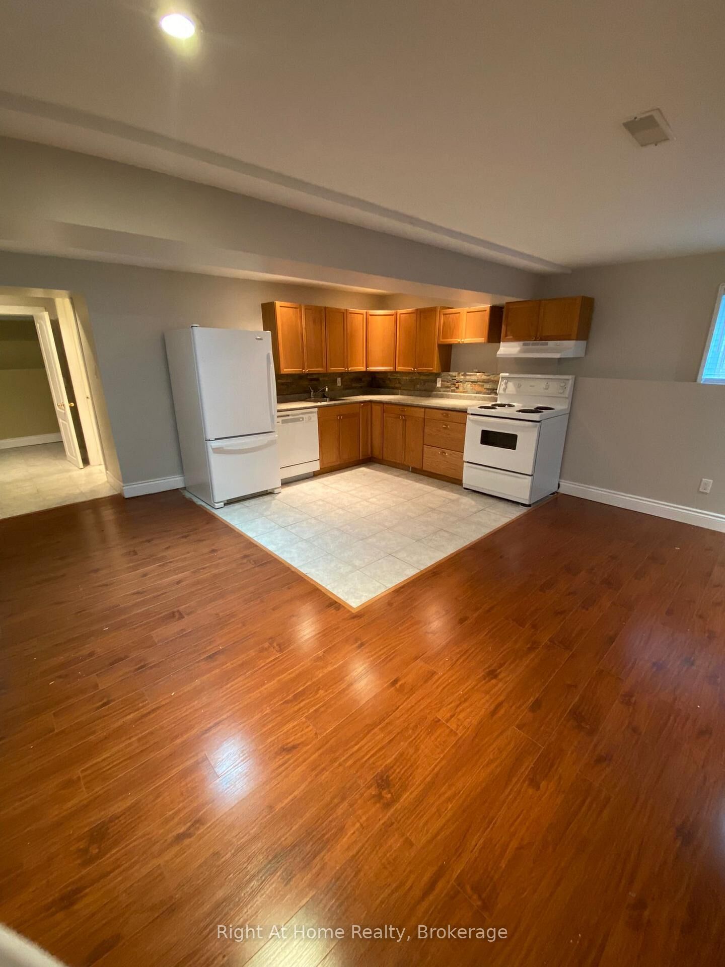 Property Photo:  40 Prospect Street B  ON L1H 1C7 