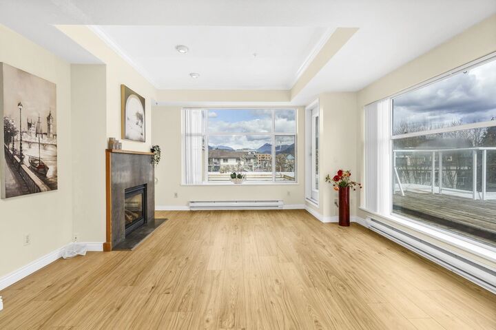 Property Photo: 2340 Hawthorne Avenue 404 BC V3C 1W9