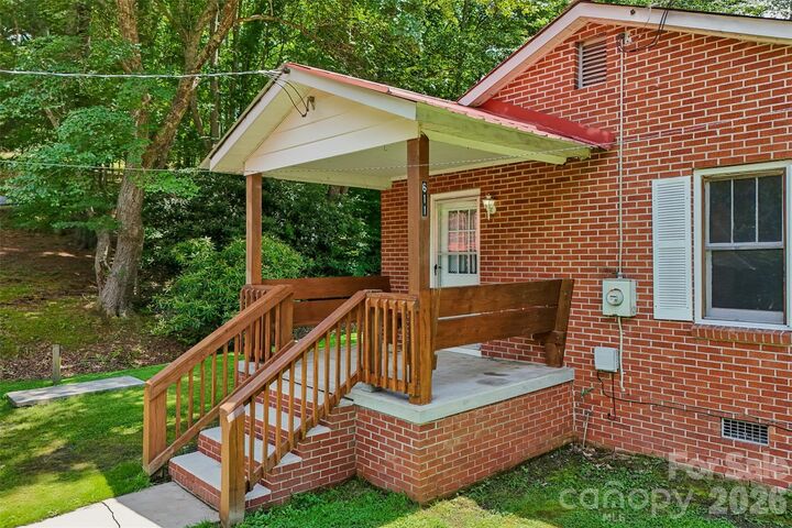 Property Photo: 611 Reeves Cove Road NC 28715