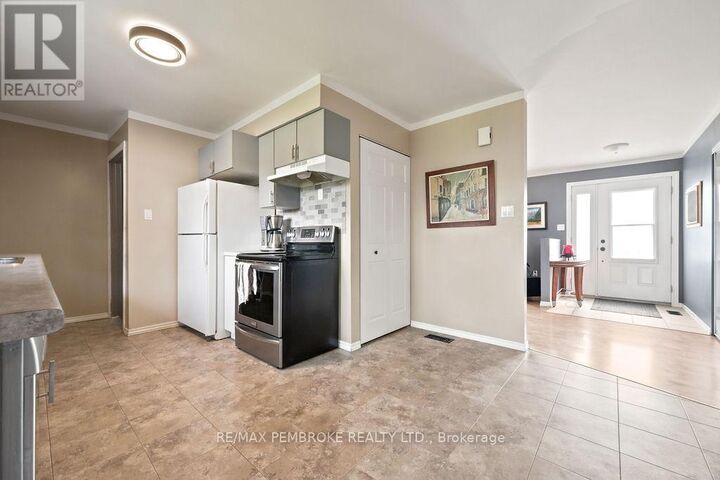 Property Photo:  41 Meadowbrook Drive  ON K8A 7C2 