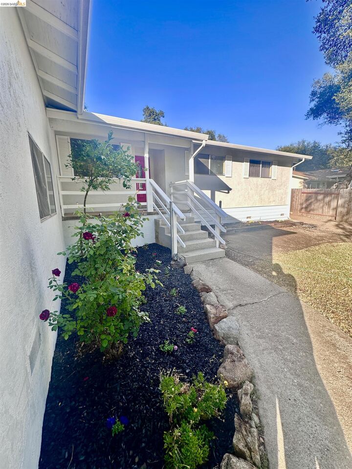 Property Photo: 19381 Rockridge Way CA 95370