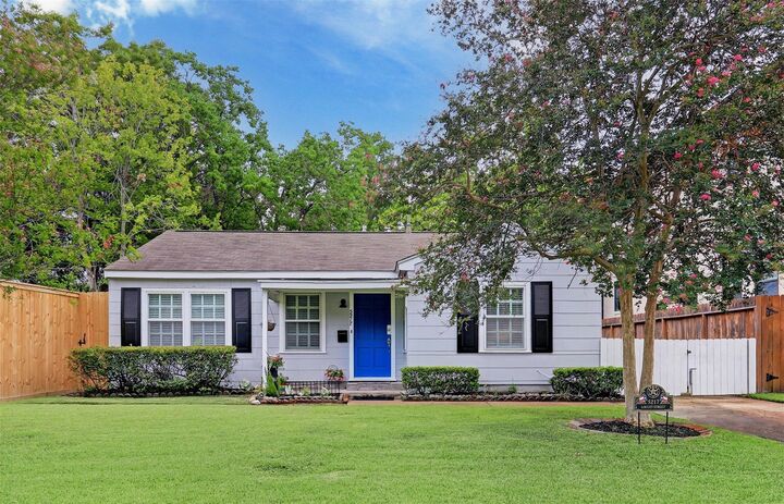 Property Photo:  5217 Locust Street  TX 77401 
