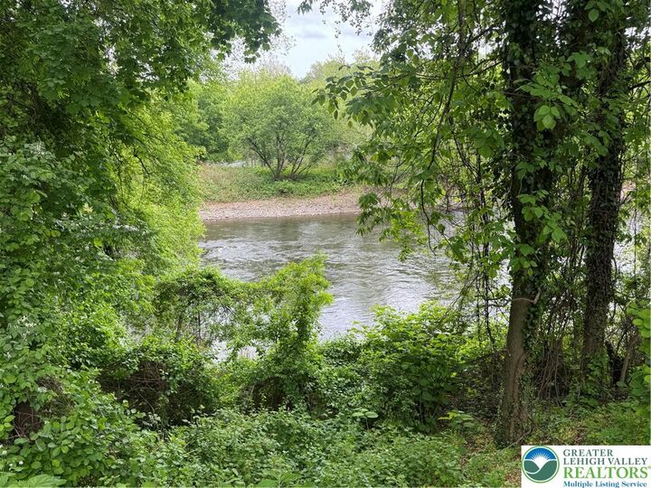 Property Photo:  49 N Delaware Drive 3rd Floor  PA 18042 