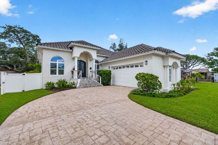 Property Photo:  815 59th Avenue NE  FL 33703 