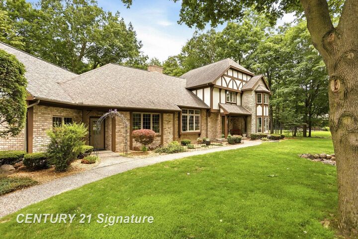 Property Photo:  4210 Maple Woods West Drive  MI 48603 