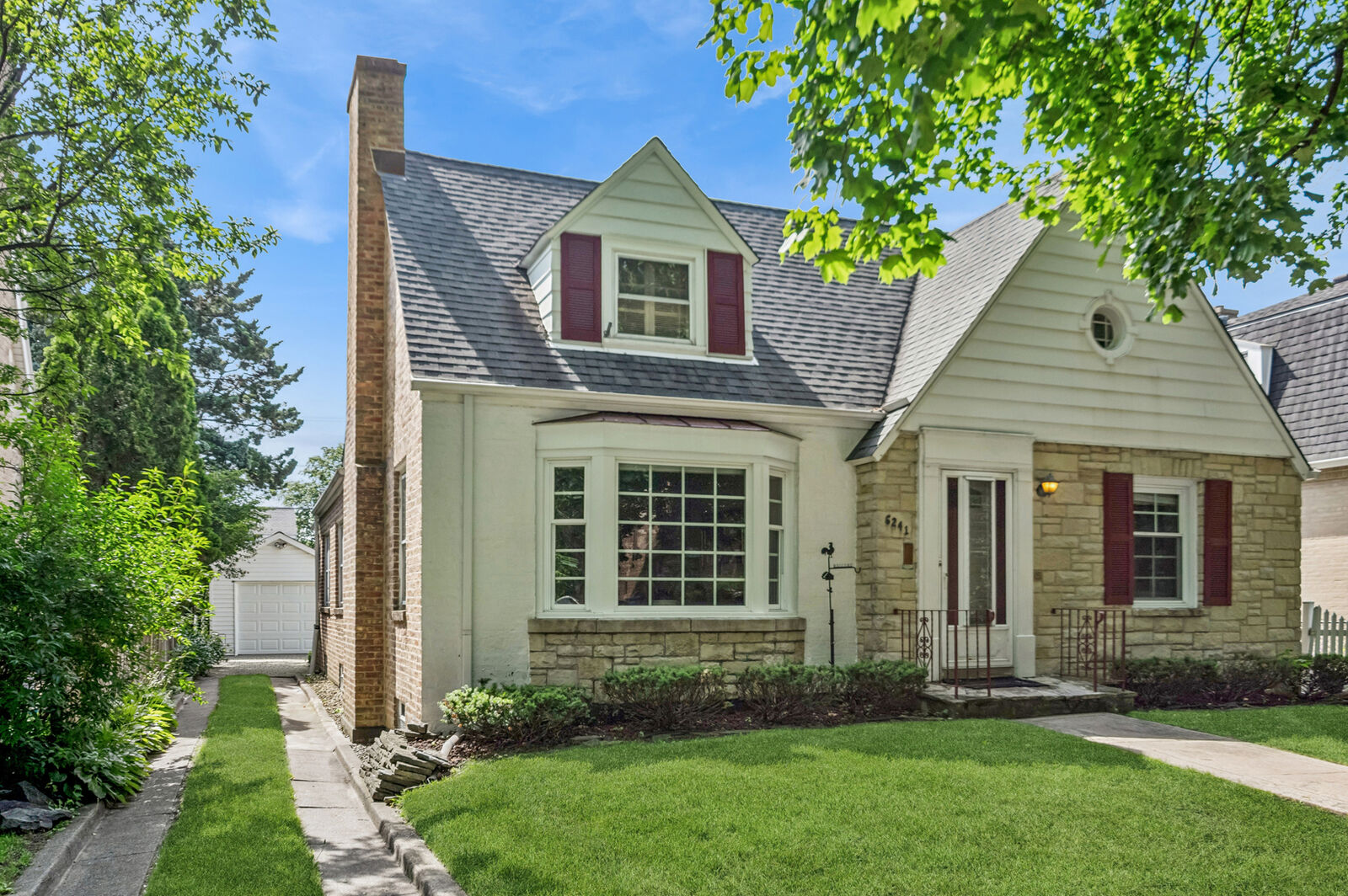 Property Photo: 6241 N Leroy Avenue IL 60646