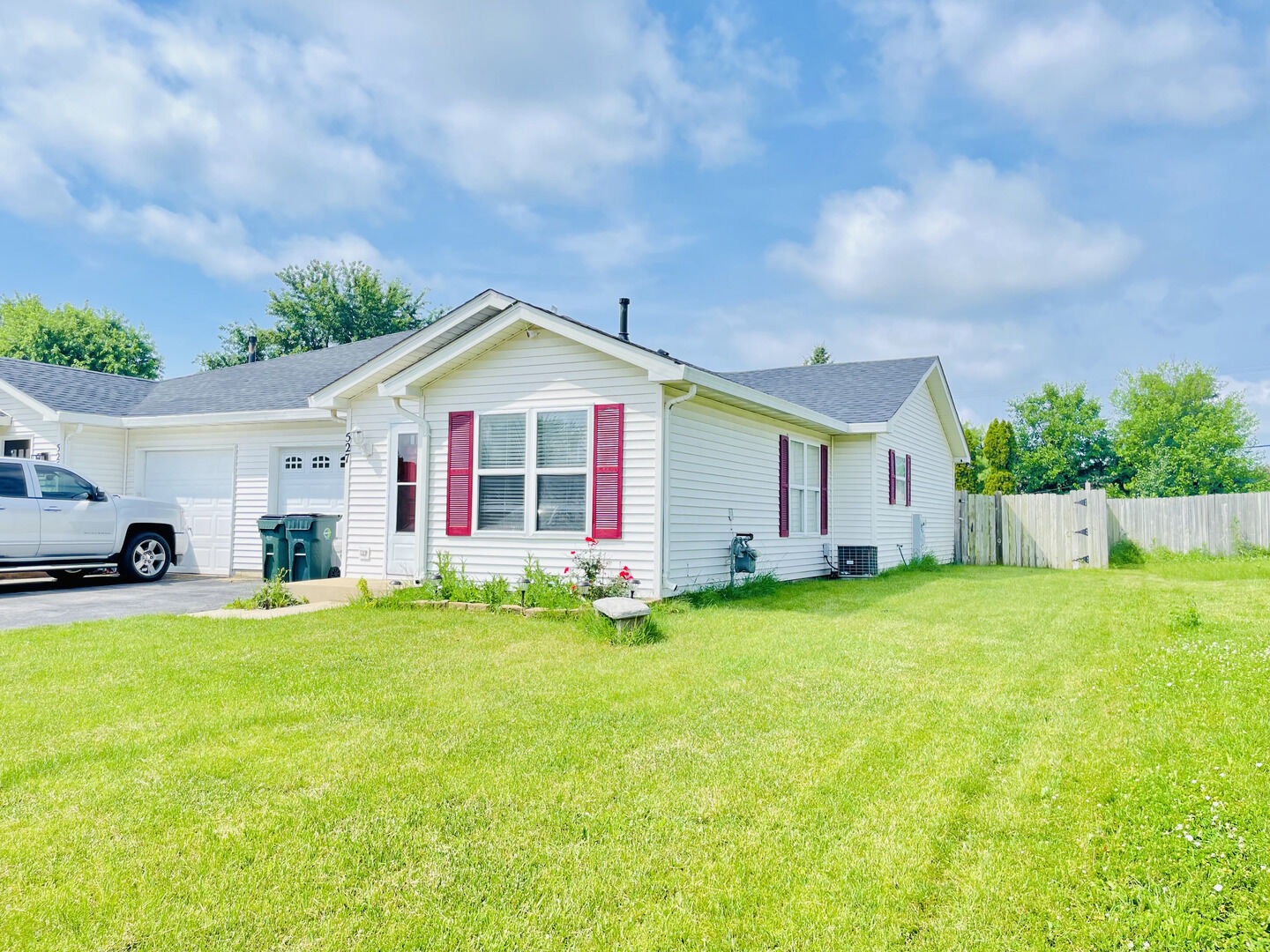Property Photo:  527 Heritage Drive  IL 60543 