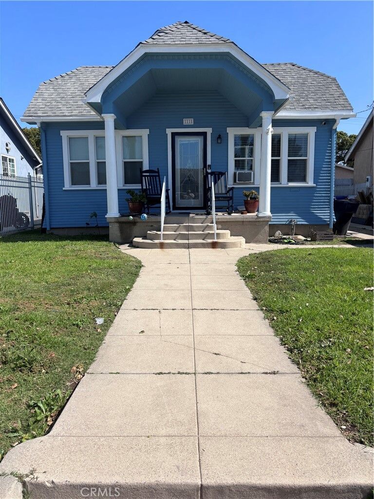 Property Photo:  1115 W 84th  CA 90044 