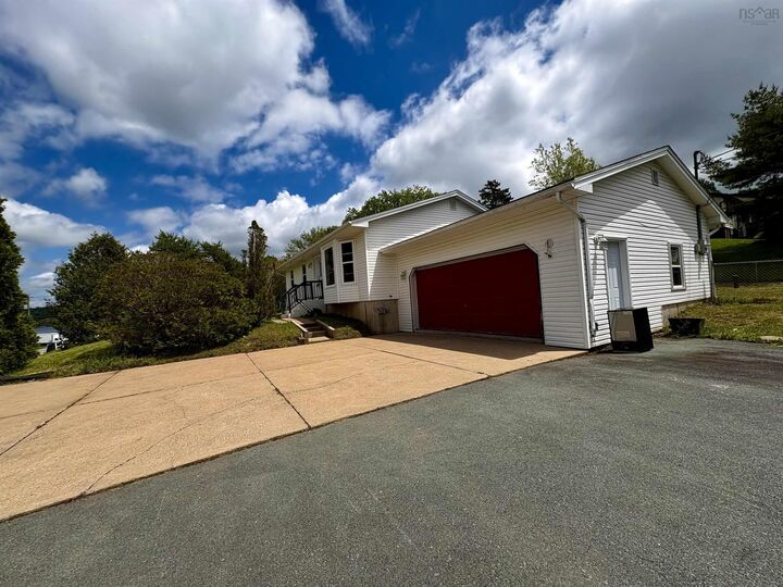 1 Whites Lake Avenue — photo 1