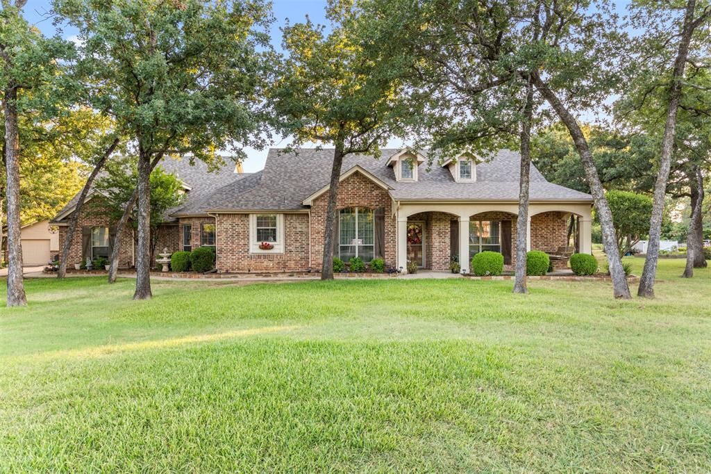 Property Photo: 3900 Creekside Court TX 76028