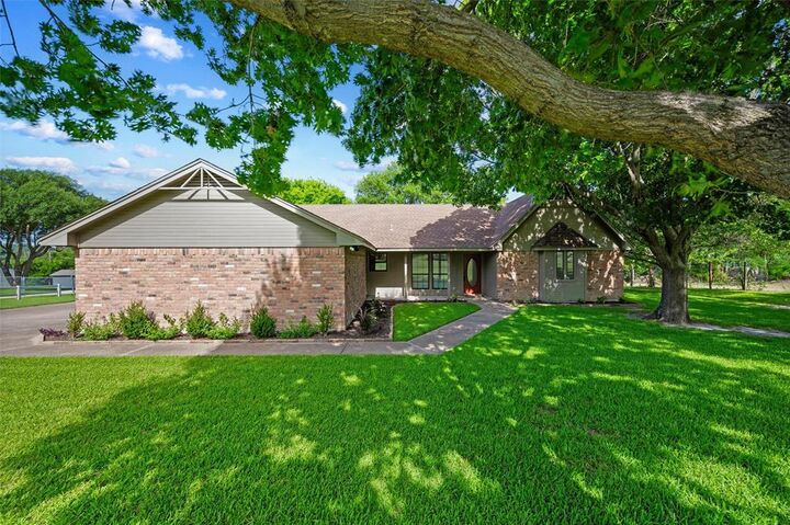Property Photo:  217 Paint Pony Trail N  TX 76108 