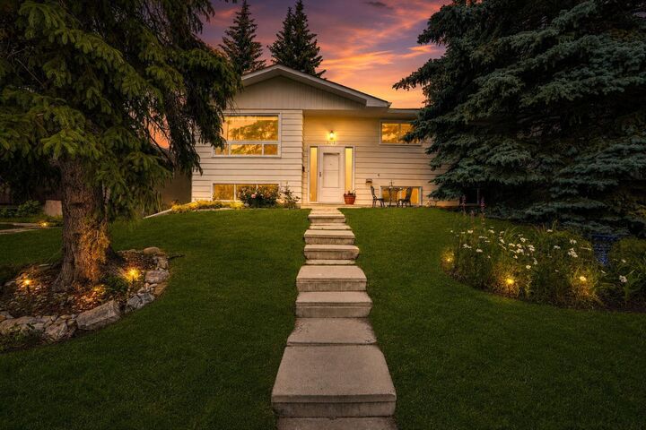 Property Photo:  5212 Valiant Drive NW  AB T3A 0Y7 