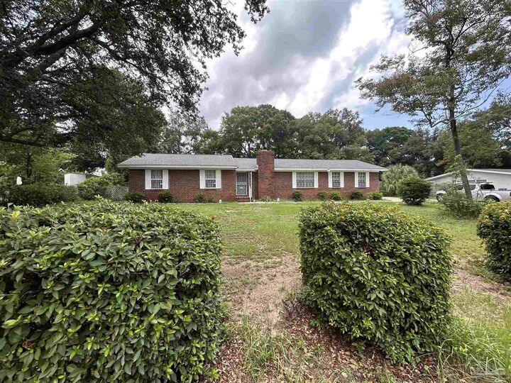 Property Photo: 2820 Bayview Way FL 32503