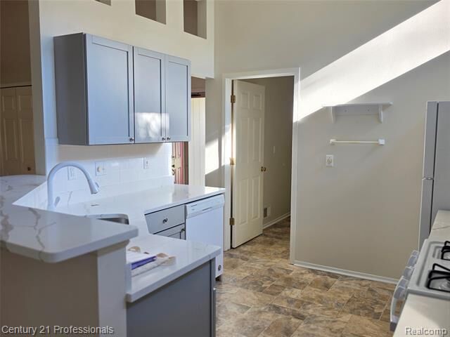 Property Photo: 37186 Amhurst Drive 5 MI 48185