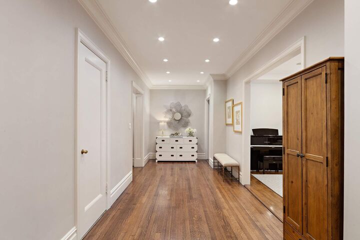 Property Photo:  1075 Park Avenue 2D  NY 10128 