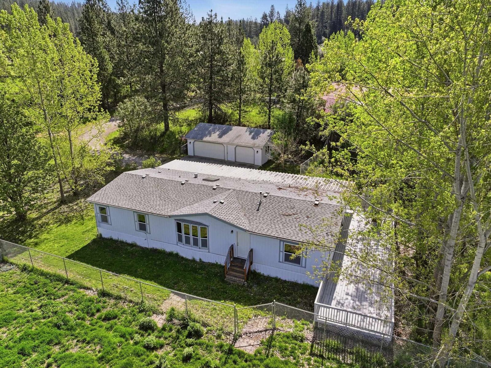 Property Photo: 8325 E Lindgren St WA 99217