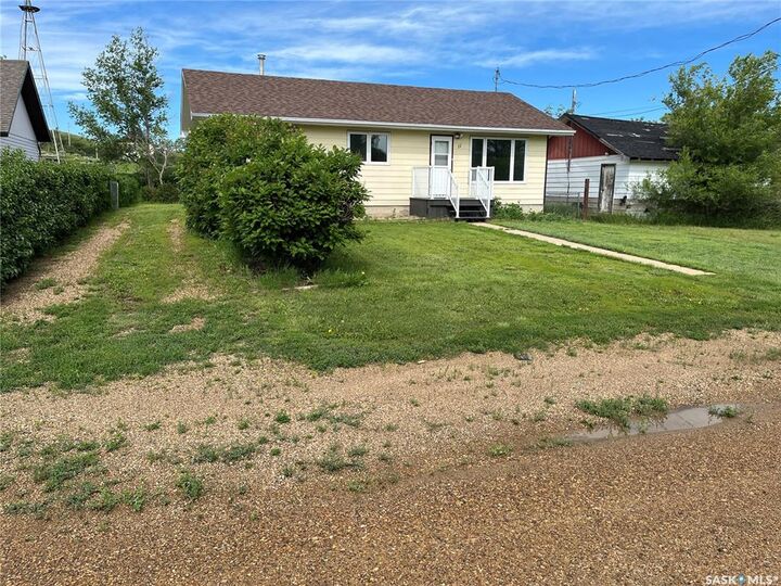 Property Photo: 11 A Avenue SK S0H 4K0