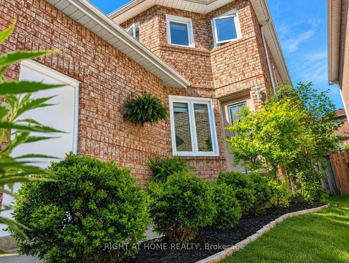 Property Photo:  267 Pinnacle Trail  ON L4G 7G4 