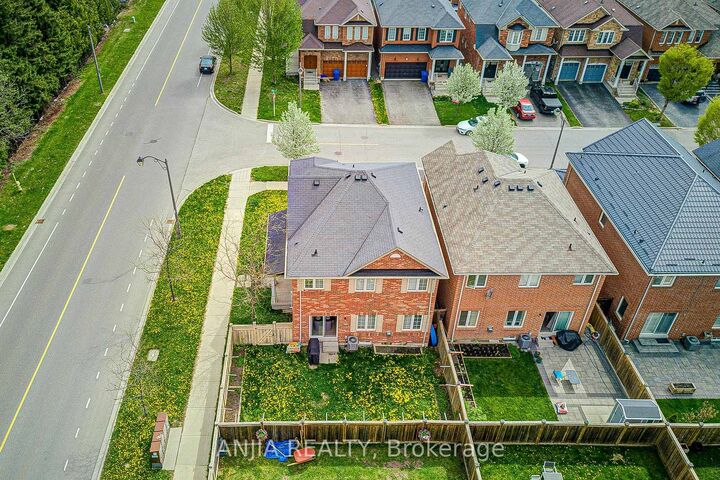 Property Photo:  2 Horn Street  ON L4A 0X9 