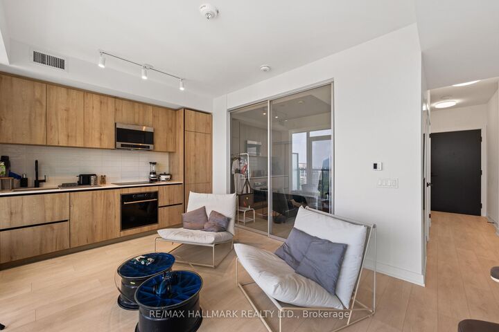 Property Photo: 127 Broadway Avenue 1611 ON M4P 1V4
