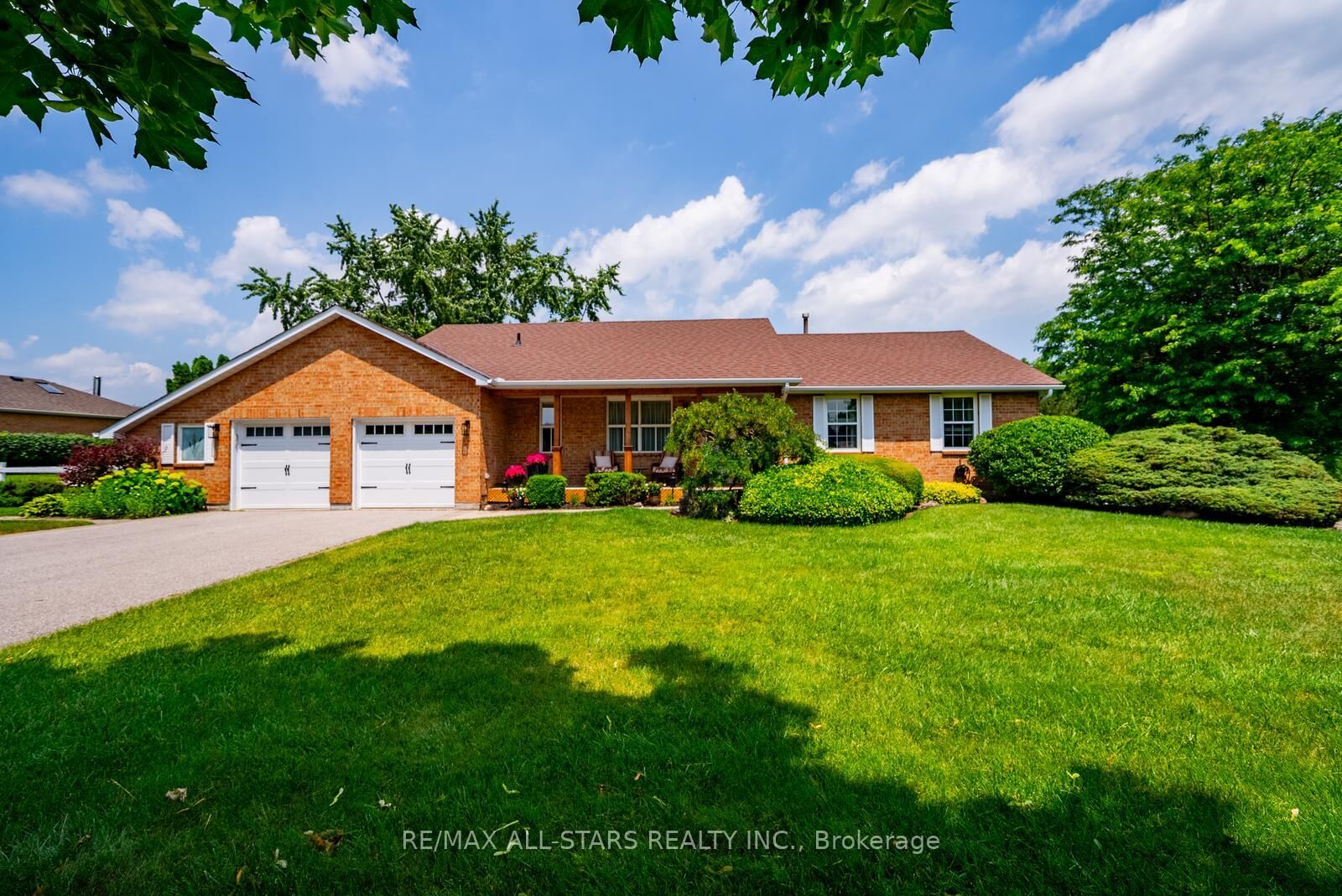 Property Photo: 245 Cam Fella Boulevard ON L4A 7J5