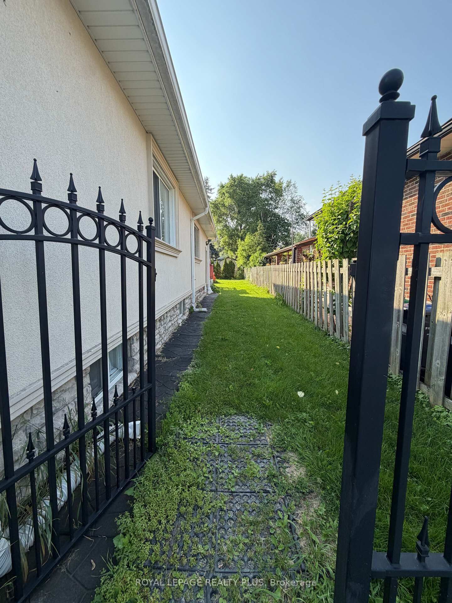 Photo de la propriété: 389 Marf Avenue Bsmt ON L5G 1T2