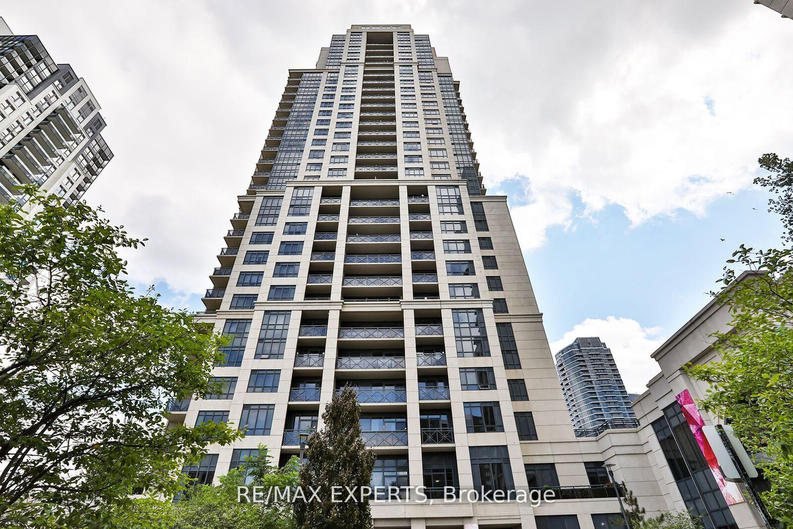 Photo de la propriété: 2 Eva Road 2021 ON M9C 2A8