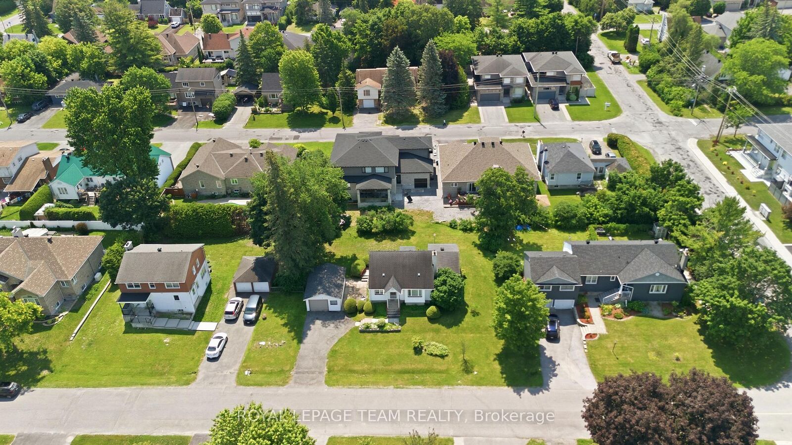 Property Photo: 84 Rita Avenue ON K2G 2H1
