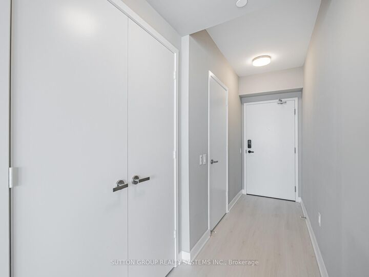 Property Photo:  3900 Confederation Parkway 1407  ON L5B 0M3 