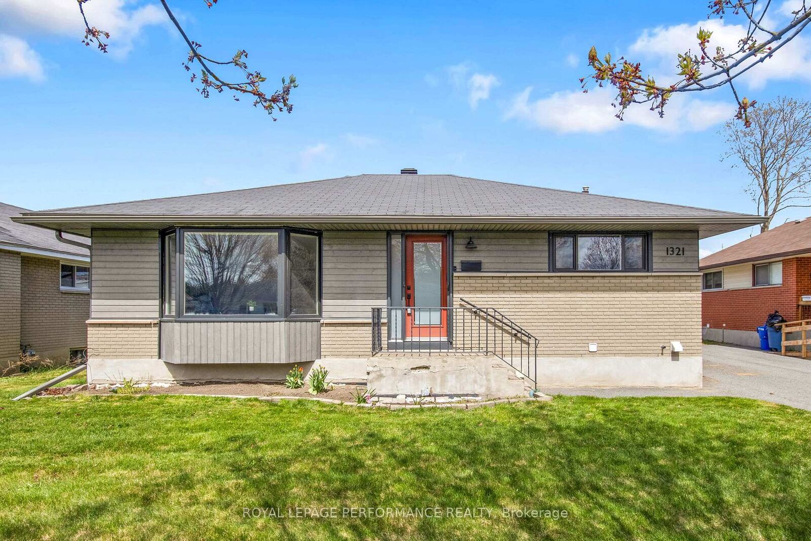 Property Photo:  1321 Rustic Drive  ON K2C 2Y3 