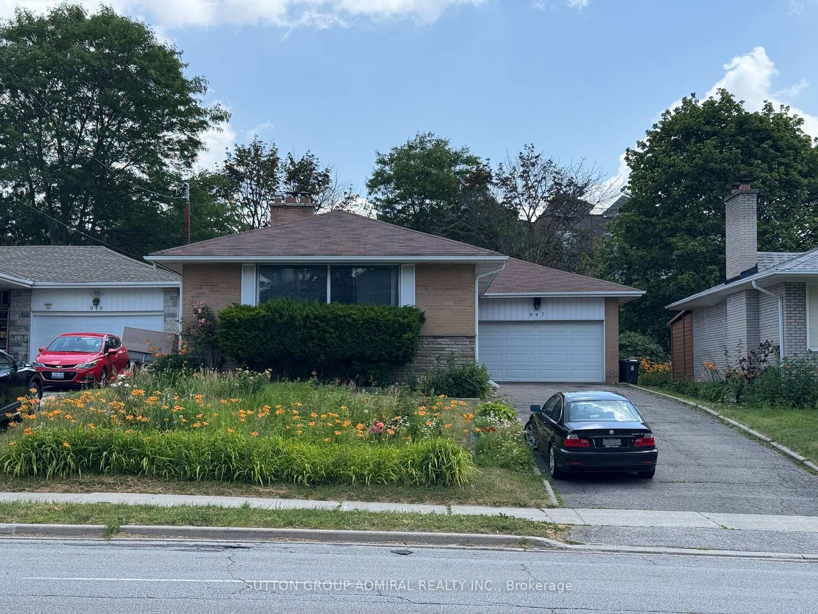 Property Photo:  947 Willowdale Avenue  ON M2M 3C3 